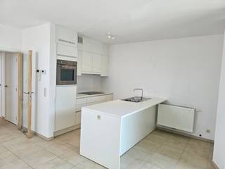 Gezellig en lichtrijk appartement met 2 slaapkamers, gelegen aan de zonnekant in Koksijde. De open keuken sluit aan op de leefruimte en biedt...