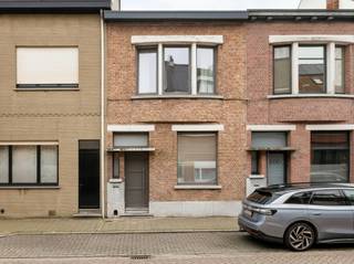 <p>De woning ligt op een zonnig perceel langs de rustige De Bosschaertlei, nabij het centrum van Hemiksem en op wandelafstand van de Schelde. Het huis werd vanaf 2020 volledig gerenoveerd met een duidelijke nadruk op gebruik van kwalitatieve materialen en contact met de tuin. Gelijkvloers vinden we de inkomhal met de doorgang naar de kelder, een zeer ruime woonkamer en daarachter een prachtige en volledig uitgeruste leefkeuken die baadt in het daglicht dankzij de grote raampartij langs de tuinzijde. Het schuifraam geeft toegang naar het terras en de tuin. Op de verdieping treffen we een knap gerenoveerde badkamer (volledig betegeld) met ligbad en toilet. Er zijn twee grote slaapkamers en de master werd bovendien recent voorzien van kwalitatieve ingemaakte kasten.</p>
<p>Plannen en documentatie te vinden op www.reds.be. Voor meer informatie of een bezichtiging, neem gerust contact op met Daniël via mail (daniel@reds.be) of telefoon (0475.25.30.64).</p>