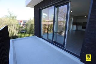 Strak en modern 2-slaapkamer appartement met ruim terras & een ruime garagebox Dit lichtrijk appartement gelegen op een zeer gunstige locatie nabij...