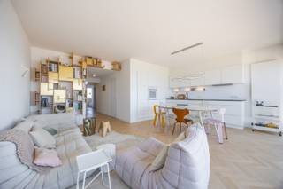 VOLLEDIG VERNIEUWD APPARTEMENT VAN 80 M² MET SLAAPKAMER, SLAAPHOEK EN ZEEZICHT<br />Dit volledig vernieuwde appartement van 80 m² werd met veel aandacht voor afwerking ingericht en is volledig instapklaar. Dankzij de doordachte indeling, de kwalitatieve materialen en de twee terrassen biedt het een bijzonder aangenaam wooncomfort.<br />De inkomhal geeft toegang tot de lichtrijke woonkamer met een luxueus ingerichte open keuken. Vanuit de woonkamer heeft u toegang tot het terras aan de voorzijde, waar u geniet van een prachtig zeezicht. De grote raampartijen zorgen voor een aangename lichtinval.<br />Verder beschikt het appartement over een zeer ruime berging, een afzonderlijk toilet, een ruime slaapkamer en een aparte slaaphoek. De slaapkamer geeft uit op een ruim, zonnig terras met open zicht op de Wellingtonrenbaan. De badkamer is uitgerust met een inloopdouche en een dubbele lavabo.<br />Het visgraatparket en de hoogwaardige afwerking geven het appartement een eigentijdse en stijlvolle uitstraling.<br />Een privatieve kelder en een gemeenschappelijke fietsenberging zorgen voor extra comfort.
<ul>
	<li>Oppervlakte: 80 m²</li>
	<li>Volledig vernieuwd en instapklaar</li>
	<li>Luxueuze afwerking met visgraatparket</li>
	<li>Terras met zeezicht en zonnig terras achteraan</li>
	<li>Mogelijkheid tot huren van autostandplaats</li>
	<li>Individuele kelder en gemeenschappelijke fietsenberging</li>
	<li>EPC: 240 kWh/m²</li>
</ul>