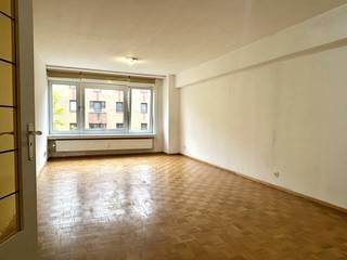 Ontdek dit uitstekend gelegen en licht op te frissen appartement in het hart van Leuven. Dankzij de centrale ligging bevindt u zich op wandelafstand van winkels, het Bruulpark, restaurants, openbaar vervoer, scholen en alle andere voorzieningen die de stad te bieden heeft.<br />Het appartement is gelegen op de vierde verdieping van een verzorgd en goed onderhouden gebouw en biedt een aangename indeling. Via de inkomhal met praktische ingebouwde vestiairekasten bereikt u de ruime en lichtrijke woon- en eetkamer, de keuken, twee slaapkamers – waarvan één met een gezellig balkon – de badkamer en een apart toilet. Daarnaast beschikt het appartement over een private kelderberging, wat zorgt voor extra opbergruimte. Er is tevens een gemeenschappelijke fietsenstalling.<br />Met een gunstig EPC-label B geniet u bovendien van een energiezuinige woning met een lager energieverbruik. Bent u op zoek naar een centraal gelegen appartement om zelf te bewonen, voor uw studerende kinderen of als interessante investering in Leuven? Dan is dit een unieke kans die u niet mag missen.