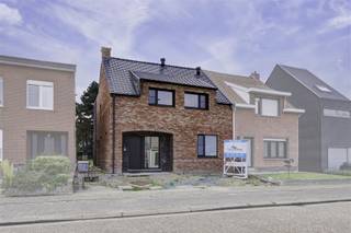 <p>Ontdek deze gerenoveerde, energiezuinige woning nabij het centrum van Nijlen, vlakbij winkels en openbaar vervoer. <br />Via de ruime inkomhal met gastentoilet betreden we de lichtrijke leefruimte met open keuken, die werkelijk is voorzien van alle comfort (2 koelkasten, 2 diepvriezers, stoomoven, ...). <br />Op de eerste verdieping bevinden zich vier volwaardige slaapkamers (20,5m², 15m², 15m² en 12,5m²), allen met geautomatiseerde rolluiken. En een nog deels af te werken badkamer, waar reeds een inloopdouche en en een toilet voorzien zijn. Verder zijn er een zeer ruime berging, een kelder en nog bergzolder aanwezig. <br />Deze woning is voorzien van alle hedendaagse technieken (warmtepomp, regenwaterput met pomp, ventilatie D, zonnepanelen,... ). Er is nog een beperkte afwerking noodzakelijk: (binnendeuren, plinten, rolluikkasten verder afwerken, aanleg voor- en achtertuin, plaatsen badkamermeubel en bad).</p><p>Maak snel uw afspraak! 0486 63 14 65</p>