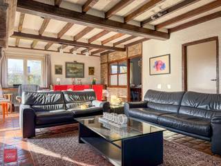 Sfeervolle woonst bestaande uit een inkomhall, living met open haard, keuken met eetruimte, wasberging, 3 slaapkamers, badkamer, kelder, garage en zuidgerichte tuin