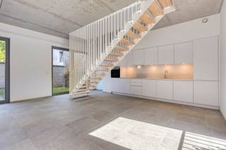 <p><span>Nieuwbouw woningen in Antwerpen </span></p><p><span> </span></p><p><span>Bent u op zoek naar de perfecte plek om te wonen of werken in Antwerpen? Zoek niet verder!</span></p><p><span> </span></p><p><span>Van de 4 woningen hebben er 3 een privatieve tuin. Deze functionele woningen zijn voorzien van alle comfort. Een gezellige leefruimte en veel lichtinval en open keuken, een badkamer met inloopdouche, spoelbak en toilet en 2 ruime slaapkamers. Alle woningen zijn voorzien van vloerverwarming. </span></p><p><span> </span></p><p><span>Mogelijkheid tot het huren van een ondergrondse autostaanplaats en/of berging.</span></p><p><span> </span></p><p><span>Woningen:</span></p><ul><li><span>woning 1: 2 slpk, 81m², €1050</span></li><li><span>woning 2: 2 slpk, 83m², 110m² tuin, €1150</span></li><li><span>woning 3: 2 slpk, 110m², 30m² tuin, €1250</span></li><li><span>woning 4: 2 slpk, 105m², 29m² tuin, €1250</span></li></ul><p><span> </span></p><p><span>Troeven:</span></p><ul><li><span>Lift</span></li><li><span>Vloerverwarming</span></li><li><span>Zonnepanelen</span></li><li><span>6 maanden gratis Fiber internet</span></li><li><span>Fietsenbergingen</span></li></ul><p><span> </span></p><p><span>Ons project ligt in het hart van Antwerpen, waardoor u toegang heeft tot alle voorzieningen, winkels, restaurants, scholen, openbaar vervoer,....</span></p><p><span> </span></p><p><span>Neem vandaag nog contact met ons op om uw interesse te tonen, vragen te stellen of een bezichtiging te regelen.</span></p><p><span>Voor meer informatie en prijzen, neem contact met ons op 03/283 06 06 of <span>info@reant.be</span></span><span> en bezoek onze website op <span>www.reant.be</span></span><span> </span></p><p><span> </span></p><p><span> </span></p><p><span> </span></p><p><span> </span></p>