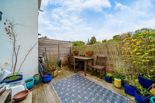 <p>WATERMAEL-BOITSFORT – RUE DE LA CIGALE | APPARTEMENT AVEC BELLE TERRASSE SANS VIS-À-VIS<br /><br />Belle terrasse de 11 m², sans vis-à-vis et orientée nord-ouest, offrant un cadre agréable et préservé, idéal pour profiter des fins de journée, installer un espace repas ou simplement se détendre au calme.<br /><br />D’une superficie de 37 m² selon le PEB, l’appartement propose une disposition agréable et fonctionnelle. Le séjour bénéficie d’un accès direct à la terrasse, tandis que la chambre d’environ 12 m² offre un espace confortable et bien proportionné. L’ensemble profite d’une atmosphère chaleureuse et d’une agréable ouverture vers l’extérieur.<br /><br />Situé dans une rue calme à sens unique de Watermael-Boitsfort, le bien bénéficie d’un environnement résidentiel recherché. La Place Wiener, l’avenue Delleur et le boulevard du Souverain se trouvent à proximité immédiate, offrant un accès aisé aux commerces, transports et commodités. La proximité de la Forêt de Soignes et du Bois de la Cambre complète idéalement ce cadre de vie verdoyant.<br /><br />Un bien séduisant par sa terrasse rare et préservée, son atmosphère paisible et son emplacement privilégié, idéal pour un premier achat, un pied-à-terre ou un investissement.<strong></strong></p>
<pre><strong></strong></pre>