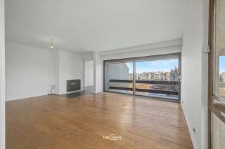 Dit aangename appartement met drie slaapkamers bevindt zich op de vierde verdieping van een gebouw op een uitzonderlijk centrale ligging, vlak aan...