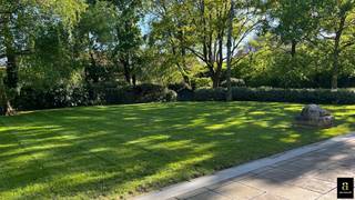 <div>
<div>
<div>
<p>In een uiterst gegeerde en residentiële omgeving, op wandelafstand van de Boslaan, bevindt zich deze alleenstaande villa op een prachtig perceel van ca. 1.700 m², perfect georiënteerd en gelegen in een doodlopende straat die absolute rust en privacy garandeert. De eigendom biedt meerdere mogelijkheden naar renovatieproject of nieuwbouw. Indeling: Bij het binnenkomen wordt u verwelkomd in een ruime inkomhal met vestiaire en gastentoilet. De lichtrijke leefruimte met gezellige zithoek en eetplaats geeft uit op de zonnige, zuidgerichte terrassen en de schitterende tuin. Aansluitend bevindt zich een volledig uitgeruste keuken. Verder beschikt het gelijkvloers over een royale bureau- of tv-ruimte met een mooi zicht op de tuin langs beide zijden, evenals een extra afzonderlijk bureel. Op de eerste verdieping bevinden zich vier volwaardige slaapkamers en drie badkamers, een apart toilet en een praktische berging. De tweede verdieping : ruime zolderkamer die zich perfect leent als polyvalente ruimte, hobbykamer of kan worden ingericht als twee extra slaapkamers. De woning is volledig onderkelderd en beschikt over een ruime inpandige garage met plaats voor maar liefst vier wagens. Meerdere wagens op de oprit. De magnifieke tuin met ideale oriëntatie vormt een oase van rust waar u in alle privacy kunt genieten van zon en natuur.</p>
</div>
</div>
</div>
<span></span>
<div>
<div></div>
</div>