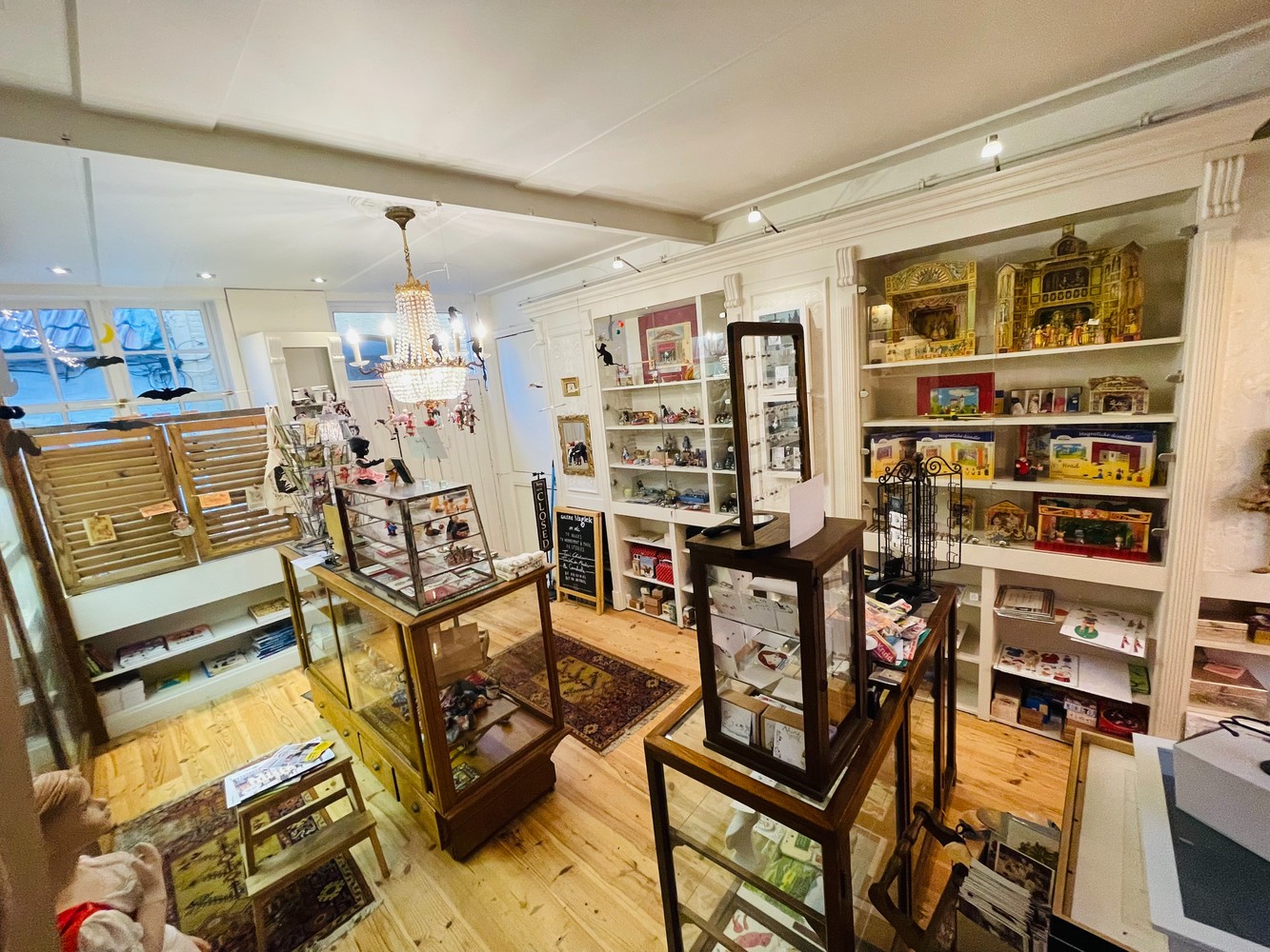 Historisch Hartje Brugge , vlakbij Het Walplein, Het Begijnhof, de Katelijnestraat , CHARMANT PITTORESK HANDELSPAND van  44 m² op gelijkvloers met stadspatio, 1é Verd 30 m² + mezzanine van 10m² - foto 4