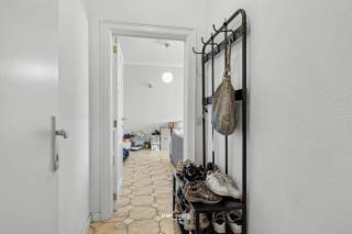 Bent u op zoek naar een instapklaar gelijkvloers appartement op een uitstekende locatie in Temse? Dan is dit verzorgde appartement in de Azalealaan 5A zeker een bezoek waard.<br /><br />Het appartement geniet van een rustige, maar centrale ligging nabij scholen, winkels, openbaar vervoer, het treinstation en het centrum van Temse. Dankzij de vlotte verbinding met de E17 zijn ook Antwerpen, Gent en Sint-Niklaas gemakkelijk bereikbaar.<br /><br />Binnenin verwelkomt het appartement u met een ruime en lichtrijke leefruimte, waar de grote raampartijen zorgen voor een aangename sfeer en veel natuurlijke lichtinval. De volledig geïnstalleerde keuken biedt alle comfort en sluit perfect aan op de leefruimte. Verder beschikt het appartement over twee ruime slaapkamers, een praktische badkamer en een privatieve garagebox, wat zorgt voor extra bergruimte.<br /><br />Troeven:<br /><br />Veel natuurlijke lichtinval<br />Garagebox inbegrepen<br />EPC-label B<br />Elektriciteit conform<br />Asbestveilig<br /><br />Hebt u interesse? Contacteer ons via info@uw-huis.be voor meer informatie of een bezoek ter plaatse.