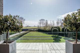 Située au Vaartdijk Noord 50 à Leffinge, cette villa exclusive avec de belles fenêtres est à vendre sur un spacieux terrain orienté sud. Cette villa individuelle dispose de deux chambres, de deux salles de bains, d'un grand espace bureau (pouvant être converti en troisième chambre), d'un magnifique salon avec une cuisine soucieuse du détail et de matériaux de haute qualité. La maison possède une allée magnifiquement aménagée et un magnifique jardin paysager (architecte paysagiste Vandamme). <br /><br />Rez-de-chaussée :<br />- Hall d'entrée avec espace de rangement supplémentaire<br />- Espace de vie spacieux et lumineux avec foyer au gaz<br />- Cuisine entièrement équipée avec des appareils de qualité tels qu'une machine à café, un four combiné, un lave-vaisselle, une plaque à induction<br />- Chambre principale avec de nombreux placards intégrés et accès à la salle de bain<br />- Belle salle de bain avec grande douche à l'italienne, double vasque, grande baignoire<br />- Toilette pour invités avec lavabo<br />- Hall de nuit avec placards intégrés<br />- Local de rangement spacieux avec placards intégrés avec raccordement pour machine à laver, sèche-linge<br />- Rangement extérieur supplémentaire avec de nombreux rangements<br />- Jardin paysager orienté plein sud avec terrasse ensoleillée<br /><br />1er étage :<br />- Grand espace de bureau (possibilité de transformer en troisième chambre) avec une belle vue sur les champs<br />- Deuxième chambre suivie d'une salle de bain avec douche, toilettes et lavabo<br />- Rangement technique<br />- Spacieuse terrasse ensoleillée attenante avec jacuzzi et coin repas<br /><br />Avantages : <br />- Fabrication de haute qualité avec des matériaux et des appareils de qualité<br />- Beau jardin orienté plein sud<br />- Auvent sur la terrasse<br />- Beaucoup d'espace de rangement<br />- Environnement paisible<br />- Des surfaces d'une beauté exceptionnelle<br />- Immobilier exclusif à Leffinge<br />- Label EPC A<br /><br />La villa dispose d'une chaudière solaire, de 40 panneaux solaires et d'une ventilation de type D. Bref, équipé de toutes les techniques contemporaines dans le domaine de la durabilité et de l'efficacité énergétique.<br />