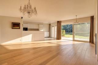 www.gravinadelahof7.beTijdloze luxe te midden van een idyllisch parklandschap! Deze prijs is een "bieden vanaf"-prijs. De verkoper behoudt zich het recht een bod al dan niet te aanvaarden.Thuiskomen was zelden zo verfijnd. In het prestigieuze Domein De Steelander, biedt dit uitzonderlijk royaal appartement een ongeëvenaard gevoel van rust, discrete luxe en natuurlijke elegantie. Dé blikvanger? Het adembenemende panoramisch zicht op de sierlijke vijvers en de weelderige parktuin – een groene oase van stilte en schoonheid, volledig vrij van inkijk. Binnen weerspiegelt het interieur dezelfde verfijning. Elk detail is doordacht: van op maat gemaakte inbouwkasten met geïntegreerde verlichting tot de exclusieve afwerking. De inkomhal leidt je naar de zonovergoten leefruimte, waar natuurlijke lichtinval en zichtlijnen optimaal zijn benut. De semi-open keuken is voorzien van natuurstenen werkblad, hoogwaardige inbouwtoestellen en een functionele berg/wasruimte. Het zuidgericht terras vormt het verlengde van de leefruimte. Hier geniet je in alle rust van het uitzicht, terwijl de (klein)kinderen zorgeloos kunnen spelen in het park. De nachthal met apart nachttoilet en een volledig ingerichte dressing op maat geeft toegang tot de masterbedroom met volledig uitgeruste badkamer. De 2e kamer, voorzien van een wastafel, biedt ruimte voor een bijkomende douche. Voor een optimaal binnenklimaat is airco discreet voorzien. Optioneel is er een zeer ruime garage beschikbaar met extra ruimte voor fietsen, rekken, etc... Voor wie enkel genoegen neemt met topklasse in afwerking.