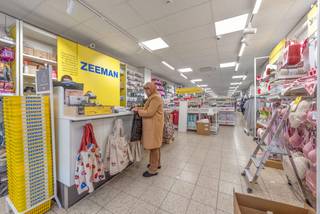 <p>Zeldzame en strategische investeringskans in het hart van Bockstael, een van de meest dynamische handelswijken in het noorden van Brussel. Handelsruimte van <strong>342 m², verhuurd aan Zeeman tot 14/04/2028</strong>, met een jaarlijkse huurinkomst van <strong>€108.313</strong>, wat zorgt voor stabiele en zekere inkomsten.</p>
<p>Uitstekende ligging omringd door bekende merken zoals Brico, Pearl, Kruidvat en Ladbrokes, wat een constante klantenstroom garandeert. Gemakkelijk bereikbaar met de auto met parkeergelegenheid in de buurt en goed bediend door het openbaar vervoer, met optimale zichtbaarheid voor elke handelsactiviteit.</p>
<p>Ideale opportuniteit voor investeerders die hun portefeuille willen diversifiëren met een kwalitatief commercieel pand in een gegeerde buurt. Aantrekkelijk rendement en sterk potentieel voor waardestijging op lange termijn. <strong>Commissie van 3% + btw ten laste van de koper.</strong></p>