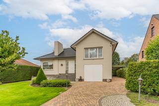 <h2>Vrijstaande woning met tuin van 14 are in een groene, rustige omgeving – Retie</h2>
<p><strong>Landelijk wonen op enkele minuten van de E34</strong></p>
<p>Aan de rand van Retie, in een rustige straat met vrij uitzicht op het groen, ligt deze prachtig onderhouden vrijstaande woning op een perceel van maar liefst 14 are. Dankzij de ligging in Looiend geniet u van de rust en ruimte van het platteland, terwijl u binnen enkele minuten op de E34 (Eindhoven – Antwerpen) zit. Een echte toplocatie voor wie landelijk wil wonen zonder de bereikbaarheid op te geven.</p>
<p>De woning onderging in de loop der jaren verschillende renovaties. Zo werd het dak vernieuwd en liggen er zonnepanelen. Er werd steeds gewerkt met kwalitatieve materialen en het geheel is uitstekend onderhouden: u kunt er zo in. Dankzij de muur- en dakisolatie behaalt de woning een EPC-label C.</p>
<h3>Indeling</h3>
<p><strong>Gelijkvloers</strong><br />Via de inkomhal komt u in de lichtrijke woonkamer en de verzorgde keuken. De keuken is uitgerust met hoogwaardige Miele-toestellen, waaronder een inductiekookplaat en een vaatwasser. De woonkamer sluit aan op een gezellige veranda met screens en een mooi zicht op het groen, een ideale plek om het hele jaar door van de tuin te genieten.</p>
<p>Verder vindt u op het gelijkvloers een apart toilet, een kleine bureau, een grote praktische wasruimte en een technische ruimte. Overal zijn rolluiken geplaatst, met een combinatie van automatische en manuele bediening.</p>
<p><strong>Verdieping</strong><br />Boven bevinden zich twee ruime slaapkamers en een kleinere kamer die momenteel als dressing dient. De badkamer beschikt over een ligbad en een dubbel badmeubel. Via de zolderkamer is er bovendien extra ruimte die kan worden ingericht als bijkomende slaapkamer.</p>
<p><strong>Garage en berging</strong><br />Op het gelijkvloers is een grote garage met automatische poort. Aan de zijkant van de woning staat een carport en in de tuin een tuinberging.</p>
<h3>Comfort en energie</h3>
<p>De woning is voorzien van muurisolatie en dakisolatie. De verwarming werkt op gas. Het EPC-label is C en de elektrische keuring is conform, zodat u met een gerust hart kunt verhuizen.</p>
<h3>Buiten</h3>
<p>De prachtig aangelegde en goed onderhouden tuin is een verhaal apart. Meerdere pergola's zorgen voor gezellige zit- en eethoeken, een grote luifel biedt schaduw en beschutting, en de verwarmde buitendouche is een uitzonderlijke troef in zomer en winter. Het perceel van 14 are biedt alle ruimte voor kinderen, huisdieren, tuinliefhebbers of gewoon om te genieten van de rust.</p>
<h3>Troeven op een rij</h3>
<ul>
<li>Vrijstaande woning op een perceel van 14 are</li>
<li>Rustige, landelijke ligging met zicht op het groen</li>
<li>Enkele minuten van de E34 (Eindhoven – Antwerpen)</li>
<li>EPC-label C, met muurisolatie en dakisolatie</li>
<li>Verwarming op gas</li>
<li>Elektrische keuring conform</li>
<li>Verschillende renovaties, dak vernieuwd, zonnepanelen</li>
<li>Kwalitatieve afwerking en uitstekend onderhouden</li>
<li>Lichtrijke woonkamer met veranda (screens)</li>
<li>Verzorgde keuken met Miele-toestellen</li>
<li>2 ruime slaapkamers, dressing/kleine kamer en zolderkamer (extra slaapkamer mogelijk)</li>
<li>Badkamer met ligbad en dubbel meubel</li>
<li>Grote garage met automatische poort, carport en tuinberging</li>
<li>Prachtige tuin met pergola's, grote luifel en verwarmde buitendouche</li>
</ul>
<p>Interesse of wilt u de woning graag bezoeken? Neem vrijblijvend contact met ons op voor een afspraak.</p>