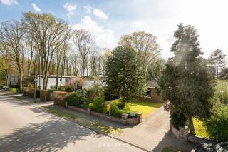 Rustig wonen in het groen met vlotte bereikbaarheid<br />In een bijzonder rustige en groene omgeving te Assebroek bevindt zich deze charmante bungalow, ook gekend als “Sunnyfarm”, op een mooi perceel van 871 m². Dankzij de zuidwestoriëntatie geniet u hier volop van zon en licht, zowel in de woning als in de tuin.<br />De ligging is een absolute troef: vlakbij het Ryckeveldebos, op wandelafstand van openbaar vervoer en een basisschool, en op slechts 10 minuten van het centrum van Brugge en het station. Een zeer gegeerde en vlot bereikbare locatie.<br />Aangename woning met 3 slaapkamers:
Met een bewoonbare oppervlakte van 173 m² biedt deze woning een praktische en comfortabele indeling met 3 volwaardige slaapkamers.
De leefruimtes vormen een warme basis met veel lichtinval en bieden tal van mogelijkheden om deze verder naar eigen smaak in te richten.<br />Sterke basis met renovatiepotentieel:
De woning werd gebouwd in 1960 en onderging reeds een renovatie in 1981-1982.
Hierdoor beschikt de woning vandaag al over een degelijke basis, die u verder kan optimaliseren en aanpassen aan de hedendaagse woonnormen en uw persoonlijke smaak.<br />Genieten van ruimte en buitenleven:
De woning beschikt over een aangename voor- en achtertuin, waar u in alle rust kan genieten van het buitenleven, omringd door groen en met een ideale zonoriëntatie.<br />Daarnaast beschikt de woning over:
• Een oprit met parkeermogelijkheid
• Een inpandige garage
• Een praktische wasruimte<br />Een unieke kans voor wie ruimte en potentieel zoekt.
Deze bungalow is ideaal voor wie op zoek is naar een rustige ligging, een ruim perceel en de mogelijkheid om een woning volledig naar eigen hand te zetten.<br />Contacteer ons vandaag nog om een bezoek in te plannen.