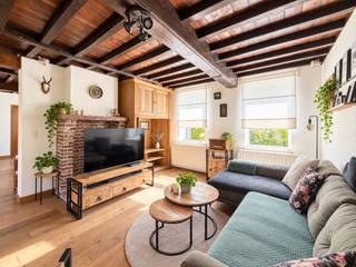 LANDELIJK GELEGEN OPEN BEBOUWING met ENERGIEZUINIGE AFWERKING in de PRACHTIGE OMGEVING van de glooiende Vlaamse Ardennen! Dankzij de CREPI GEVELBEKLEDING MET EXTRA ISOLATIE en het VERNIEUWDE DAK geniet de woning van een GUNSTIG EPC-LABEL B. Met een BEWOONBARE OPPERVLAKTE VAN ca. 279M² biedt deze eigendom volop RUIMTE EN RUST. Het gelijkvloers omvat een inkomhal, gezellige woonkamer, ingerichte keuken, berging/wasplaats, bureauruimte en 2 SLAAPKAMERS, waarvan één met badkamer. Boven bevinden zich nog 2 SLAAPKAMERS en een TWEEDE BADKAMER. Buiten geniet u van een ruime oprit, DUBBELE GARAGE en GROENE, UITGESTREKTE TUIN. Gelegen in een uiterst rustige straat VLAKBIJ VERSCHILLENDE WANDEL- EN FIETSROUTES tussen de weides.<br /><br /><span><u><strong>Sommige beelden in deze publicatie werden met behulp van artificiële intelligentie gegenereerd!</strong></u></span><br /><br />Adres: Ommegangstraat 14 te Horebeke <br /><br />EPC: 148kWh/m², G-score en P-score A, , Bestuursmaatregelen in het maatregelenregister: Nee; Vrij bij akte