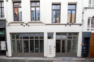 Deze ruime winkel met brede etalage is gelegen in de populaire winkelwandelstraatjes van de 'Wilde Zee', de Groendalstraat - die uitkomt op de Huidevettersstraat. <br />Het gelijkvloers is +/-160m² en heeft nog een ruime kelder.<br />Vlakbij "AO76", "Allez-Y", "Jimmyz Burgerz", "Neuhaus", "Joe &amp; The Juice", e.a.