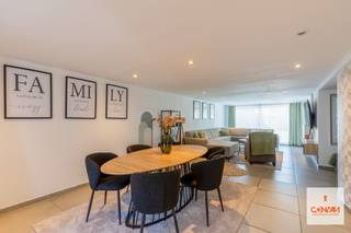Deze <strong>instapklare</strong> woning met <strong>drie slaapkamers</strong> is rustig gelegen op wandel- en fietsafstand van de markt van Deinze. <br /><br />Via de inkomhal kom je binnen in de eerste gezellige leefruimte op het gelijkvloers. Van hieruit heb je toegang tot de keuken, de garage en de zonnige, <strong>perfect georiënteerde tuin</strong> (zuidwest). Op de eerste verdieping bevindt zich een tweede, <strong>heel ruime woonkamer</strong>. Ideaal als extra leefruimte, speelkamer voor de kinderen of om gasten te ontvangen. Verder beschikt de woning over drie volwaardige slaapkamers en een badkamer. <br /><br />Extra troeven:
<ul>
<li> Zonnige tuin met open zicht</li>
<li>Conforme elektrische installatie</li>
<li>Asbestveilig </li>
<li>EPC label B</li>
<li>Rustige ligging nabij het centrum van Deinze</li>
</ul>
<br />Deze woning combineert comfort, ruimte en een uitstekende ligging. Ideaal voor wie rustig wil wonen met alle voorzieningen binnen handbereik.<br /><br />Interesse in deze goedgelegen en perfect instapklare woning met tuin? <strong>Contacteer Gijs </strong>via gijs@convas.be of 0492 84 48 24 (telefonisch of via Whatsapp).<br /><br /><br />