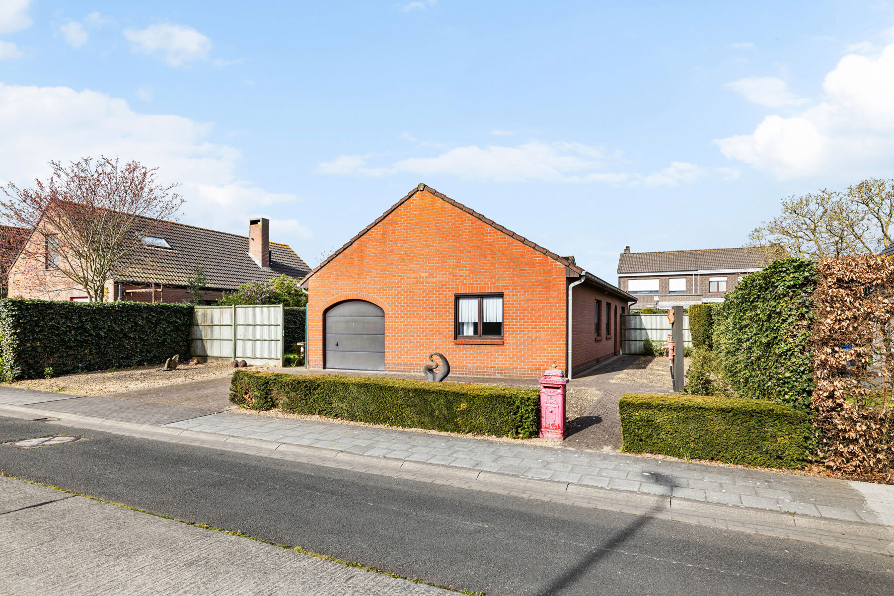 Charmante te renoveren bungalow met mooi aangelegde tuin - foto 2