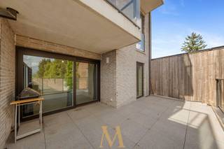 Ontdek dit recente en instapklare appartement (bouwjaar 2018) met een uitstekende energiescore (EPC Label A), ideaal gelegen in het centrum van Waregem. Winkels, scholen, openbaar vervoer en het groene Park Baron Casier bevinden zich op wandelafstand.<br /><br />Via de inkomhal met gastentoilet bereikt u de lichtrijke leefruimte met open, volledig uitgeruste keuken. Aansluitend bevindt zich een praktische berging/wasruimte. Verder beschikt het appartement over twee volwaardige slaapkamers, waarvan één met ingemaakte kasten en rechtstreekse toegang tot het terras, en een moderne badkamer met inloopdouche en dubbel lavabomeubel.<br /><br />De absolute troef is het ruime zonneterras van ca. 25 m², waar u in alle rust kunt genieten van het buitenleven.<br /><br />Troeven
<ul>
<li>EPC Label A – energiezuinig wonen</li>
<li>Conforme elektrische installatie</li>
<li>Ideaal als eigen woonst of investering</li>
</ul>
<br />Mogelijkheid tot aankoop van een ruime garagebox met elektrische poort, verlichting en elektriciteit (€ 35.000)<br /><br />Interesse?<br />Contacteer Maxime Vanneste via 0498 44 78 00 of info@maximevanneste.be voor meer informatie of een bezoek ter plaatse.