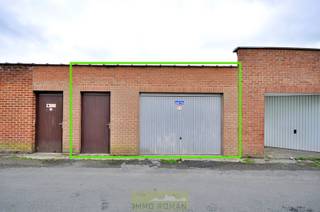 Deze te renoveren woning bevindt zich aan de rand van Ronse en op een boogscheut van het centrum, scholen, winkels en het station. Achteraan het perceel beschikt de woning over een <strong>zeer ruime</strong> <strong>garage en aparte doorgang</strong>, wat zorgt voor een <strong>handige uitweg. </strong><br /><br /><strong>Indeling</strong>: via de inkomhal bereikt u de woon- en leefruimte en aansluitend de keuken. Verder beschikt de woning over een badkamer, wasplaats en veranda.<br />Op de eerste verdieping bevindt zich een eerste volwaardige slaapkamer. Daarnaast is er nog een tweede ruime slaapkamer met <strong>vaste trap naar de zolderverdieping</strong>, waar eenvoudig een extra slaapkamer kan worden ingericht.<br /><br />Het dak is reeds vernieuwd en geïsoleerd. Tevens is er <strong>GEEN renovatieplicht </strong>aanwezig, dit geeft u als koper de tijd en ruimte alles naar wensen te renoveren.<br /><br />Interesse? Contacteer Kyamo De Smet: 0479 06 13 71 of kyamo@immoroman.be