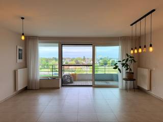 <strong>Dit appartement is beschikbaar vanaf 1 oktober 2026!<br />Vaste kosten: € 150,00 per maand + € 50,00 per maand provisie verwarming (je hebt zelf GEEN gascontract nodig!)<br />Autostaanplaats mee te huren aan € 100,00 per maand! </strong><br /><br />Op de 5de verdieping bevindt zich dit prachtig appartement met een uniek en rustgevend uitzicht over het water. De ideale combinatie van comfort, een aangename woonomgeving en een uitstekende ligging.<br /><br />Het appartement beschikt over 2 slaapkamers en een eigen autostaanplaats.<br /><br />Dankzij de centrale ligging bevinden het centrum van Hasselt, winkels, horeca en diverse voorzieningen zich op wandelafstand. Tegelijk geniet je vanuit het appartement van een aangenaam uitzicht en een gevoel van rust.<br /><br />Een ideale woonst voor wie comfortabel en centraal wil wonen, met het water als prachtig decor.<br /><br /><strong>Het luxueuze, fantastisch gelegen appartement wacht vol ongeduld op een nieuwe bewoner. Surf naar www.vdv-vanderveken.be, kies bij “TE HUUR” voor dit pand en vul de kandidatenfiche in (klik in het gouden balkje op “Ik wil dit pand graag huren!”). Wij contacteren je voor een afspraak! </strong>
