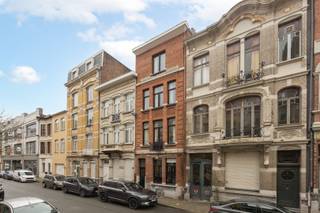 <p><span>Karaktervolle herenwoning met ziel én toplocatie </span></p><p><span>In een van de meest charmante straten van Antwerpen, pal aan het bruisende maar groene hart van de stad, vind je deze prachtige herenwoning vol karakter en klasse. </span></p><p><span>De woning</span><span> ligt letterlijk met de achtertuin tegen het </span><span>Groen Kwartier aan,</span><span> een unieke ligging die zelden op de markt komt.</span></p><p><span>Stap het Groen Kwartier in, en g</span><span>eniet van het autoluwe karakter, de gezellige sfeer en topplekken als </span><span>Het PAKT</span><span>, </span><span>The Rite</span><span>, koffiebarretjes, ateliers en sfeervolle pleinen. Het voelt als een dorpsgevoel midden in de stad. Ideaal voor wie houdt van leven, maar ook van rust en ruimte.</span></p><p><span>Een huis met grandeur</span><span><br />Deze statige woning ademt charme: startende met de gevel, de hoge plafonds met sierlijke moulures, prachtige ruimtes en een imposante trap geven dit huis zijn unieke ziel.<br />Karaktervol, maar voldoet aan de huidige norm aan isolatie en met z'n zonnepanelen.</span></p><p><span>Met </span><span>6 slaapkamers</span><span>, </span><span>2 badkamers</span><span>, </span><span>2 keukens</span><span> en een </span><span>volledige kelderverdieping</span><span>, is er ruimte zat voor een groot gezin, kangoeroewonen of een combinatie van wonen en werken. De </span><span>knusse stadstuin</span><span> is een oase van rust én het verlengde van het Groen Kwartier.</span></p><p><span>Centraal en toch rustig</span><span><br />Je woont hier op een toplocatie: op wandelafstand van het Centraal Station, het stadscentrum, scholen, winkels en openbaar vervoer. Toch voelt het hier sereen en residentieel, dankzij de mooie straat en het unieke achterliggende wijkgevoel van het Groen Kwartier.</span></p><p><span>Ben je op zoek naar een ruime woning vol karakter, op een locatie waar groen, rust en stadsleven hand in hand gaan?</span><span> Dan is dit een buitenkans.</span></p><p><span> </span></p><p><span>Bestuursmaatregelen in het maatregelenregister: nee</span></p>