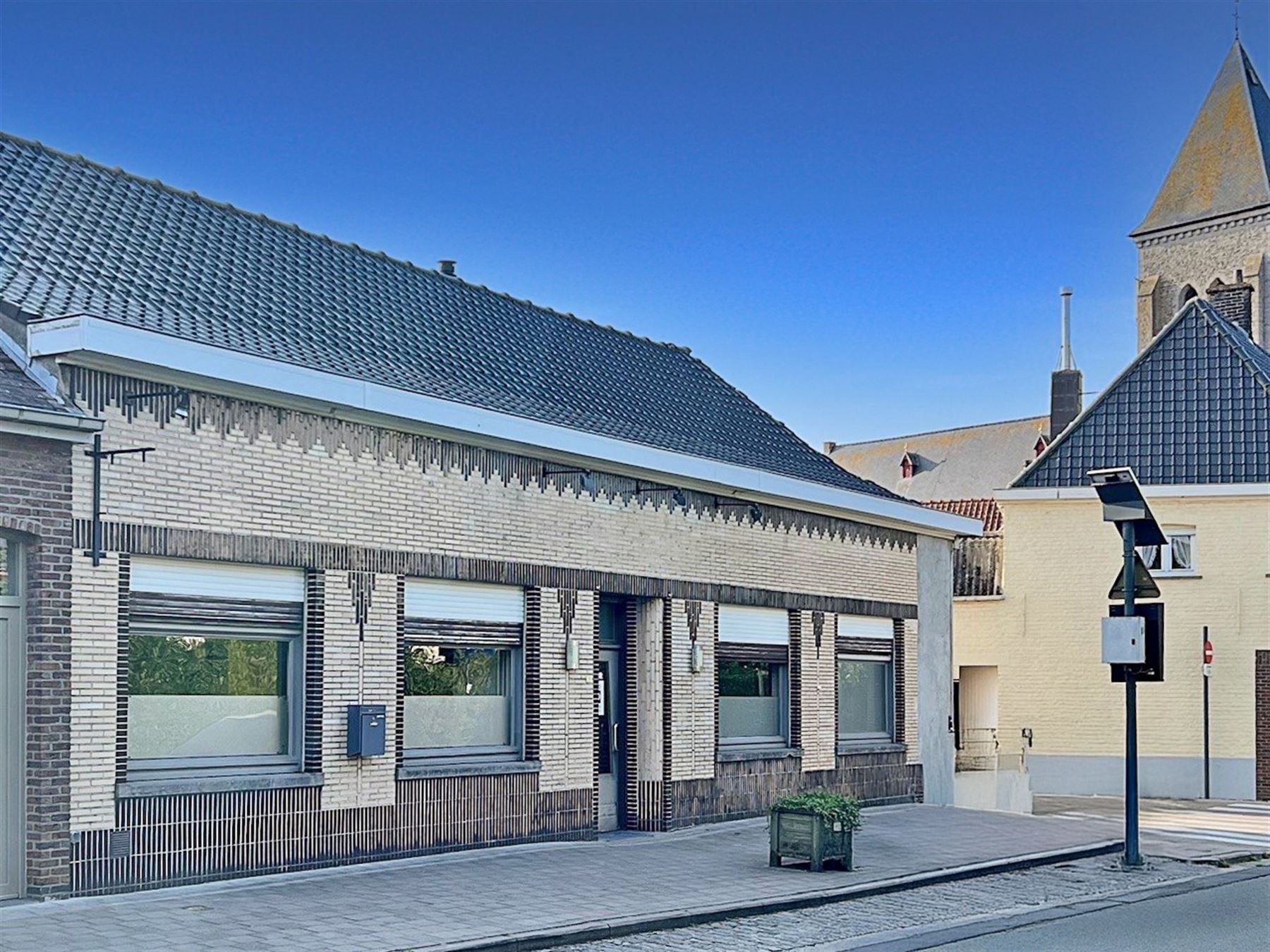 Veelzijdig en ruim commercieel pand met woonst - foto 1