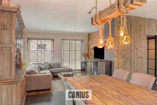 <p><span>KNAPPE WONING MET 4 SLAAPKAMERS</span></p><p><span>Bent u op zoek naar een ruime, vrijstaande gelijkvloerse woning te koop in Heers? Dan is deze grotendeels gerenoveerde woning in de Truyerstraat een absolute topper. Deze instapklare bungalow combineert comfortabel wonen, een praktische indeling en een uitstekende ligging in een rustige residentiële buurt, vlak bij het centrum van Heers en de belangrijkste verbindingswegen richting Sint-Truiden, Borgloon en Tongeren.</span></p><p><span>Deze woning is volledig gelijkvloers ingedeeld, wat zorgt voor optimaal wooncomfort en toegankelijkheid. Via de inkomhal met apart gastentoilet betreedt u de woning. De lichtrijke woonkamer, aansluitend op de eetkamer, vormt samen met de zeer ruime open keuken het hart van het huis. De keuken is volledig uitgerust en biedt alle hedendaags comfort ideaal voor wie houdt van koken en gezellig samenzijn.</span></p><p><span>Via de nachthal bereikt u de vier volwaardige slaapkamers, perfect voor een gezin, thuiswerk of hobbyruimte. De stijlvol ingerichte badkamer straalt rust en kwaliteit uit. Aansluitend bevindt zich een extra bureauruimte, die u verder leidt naar de royale masterbedroom met uitzonderlijk ruime dressing. In deze masterbedroom zijn bovendien alle voorzieningen reeds aanwezig om een tweede badkamer te realiseren, een mooie meerwaarde voor de toekomst.</span></p><p><span>De woning beschikt over een garage die dienstdoet als wasplaats, technische ruimte en berging. Daarnaast is er een grote, geïsoleerde zolder, ideaal als extra opslagruimte. Buiten geniet u van een gezellig terras en een zuidgericht aangelegde tuin, waar het heerlijk vertoeven is in alle rust en privacy. Dankzij de ruime oprit zijn er bovendien voldoende parkeerplaatsen op eigen terrein.</span></p><p><span>Deze woning is gelegen in een rustige en aangename woonwijk, op wandel- en fietsafstand van het centrum van Heers. Winkels, scholen en openbaar vervoer bevinden zich in de nabije omgeving, terwijl u via de nabijgelegen invalswegen vlot verbinding heeft met omliggende steden en gemeenten. </span></p><p><span>Troeven: </span></p><ul><li><span>Vrijstaande gelijkvloerse woning te koop in Heers</span></li><li><span>Grotendeels gerenoveerd en instapklaar</span></li><li><span>4 slaapkamers + bureauruimte</span></li><li><span>Mogelijkheid tot tweede badkamer</span></li><li><span>Zuidgerichte tuin en terras</span></li><li><span>Garage, zolder en veel bergruimte</span></li><li><span>Rustige ligging nabij centrum en verbindingswegen</span></li></ul><p><span> </span></p><p><span>Contacteer ons voor meer informatie 011 74 12 36 of <span>info@canius.be</span></span></p><p><span>*Deze gegevens zijn louter ter informatieve titel. De vermelde oppervlaktes zijn slechts indicatie. Canius Real Estate kan niet verantwoordelijk gesteld worden voor de juistheid van de aan haar verstrekte gegevens.</span></p>