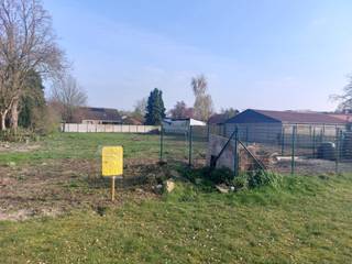 Bent u opzoek naar een aangename bouwgrond in Eksel?<br /><br />Ontdek deze bouwgrond van 13a21ca gelegen in een zeer rustige straat, vlakbij het centrum. <br /><br />De bouwgrond is gelegen in een quasi doodlopende straat. Hier is een rustige woonwijk, doch ligt deze op slechts 10 minuutjes wandelen van het centrum van Eksel. Een basissschool, winkel, horecaketens en openbaar vervoer liggen binnen handbereik. <br /><br />Bouwen mag volgens de verkavelingsvoorschriften die zijn opgesteld. Deze kunnen opgevraagd worden door eenvoudig contact met ons op te nemen.<br /><br />Belangrijkste richtlijnen:<br />- Eén gezinswoning in open bebouwing<br />- Gelijkvloers max. 15m diep<br />- Verdiep max. 10m diep<br />- Maximaal 2 bouwlagen onder kroonlijsthoogte<br />- Vrijstaand bijgebouw max. 50m²<br /><br />Heeft u interesse in deze grond of wenst u meer informatie over de bouwvoorschriften? <br />Bel of mail ons op 011 64 55 00 of info@vastgoedfransen.be.