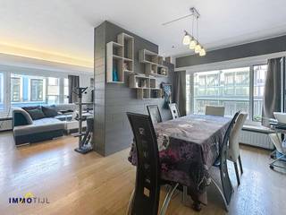 Dit verzorgd appartement op de eerste verdieping (lift aanwezig) beschikt over een inkomhal met gastentoilet en vestiaire, een lichtrijke...