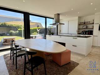 Bij het betreden van de woning kom je terecht in een magnifieke, lichtrijke leefruimte met open keuken, vanwaar je een prachtig zicht hebt op de...