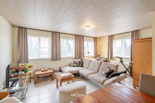 Nieuw in ons aanbod! Deze prachtige duplex is gelegen in de Petrus Van Der Jeugdlaan, een rustige en groene omgeving in Hamme. De ligging combineert de nodige rust en ruimte met een vlotte bereikbaarheid en is dan ook een absolute troef.<br /><br />De duplex beschikt op het gelijkvloers over een lichtrijke leefruimte met open keuken. Vanuit de leefruimte is er rechtstreeks toegang tot het zuidwestgerichte terras van maar liefst 30 m², ideaal om heerlijk te genieten van de buitenruimte.<br /><br />Verder vinden we op deze verdieping nog een praktische berging en een apart gastentoilet, een handige extra wanneer u bezoek over de vloer krijgt.<br /><br />Op de eerste verdieping bevindt zich een zeer logische indeling met twee ruime slaapkamers, beide voorzien van een Velux, een badkamer en opnieuw een apart toilet.<br /><br />Als absolute kers op de taart beschikt het appartement over een private garagebox van 17 m², die inbegrepen is in de prijs. Extra parkeergelegenheid en bergruimte zijn dus verzekerd.<br /><br />Kortom: een instapklare en goed ingedeelde duplex met een uitzonderlijk ruim terras én private garagebox, gelegen op een rustige en groene locatie in Hamme.<br />Wilt u deze duplex graag zelf ontdekken? Neem dan gerust contact met ons op via 054 63 80 03 of stuur een e-mail naar felix@uw-huis.be.