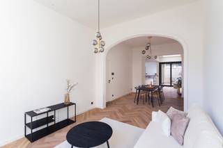 Op een absolute toplocatie in het bruisende Zuid bevindt zich dit volledig en hoogwaardig gerenoveerde herenhuis, tot in de kleinste...