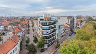<p><strong>Instapklaar 2-slaapkamerappartement van 67 m² op de 3de verdieping, met lift en private kelderberging, gelegen in de Werkzaamheidstraat 1 te Oostende.<br /><br /></strong></p>
<p>Op zoek naar een<span> </span><strong>betaalbaar appartement op een uitstekende locatie in Oostende</strong>? Dit appartement combineert een praktische indeling met een zeer goede ligging en is daardoor interessant als<span> </span><strong>eigen woonst, tweede verblijf of investering</strong>.<br /><br /></p>
<h3>Comfortabel wonen op een centrale ligging</h3>
<p>Het appartement bevindt zich op de<span> </span><strong>3de verdieping van een gebouw met lift</strong><span> </span>en beschikt over een bewoonbare oppervlakte van<span> </span><strong>67 m²</strong>.</p>
<p>De woning omvat onder meer:</p>
<ul>
<li><strong>2 slaapkamers</strong></li>
<li>Een<span> </span><strong>keuken</strong></li>
<li>Een<span> </span><strong>badkamer met douche</strong></li>
<li>Een aangename, lichtrijke leefruimte</li>
<li><strong>Lift</strong><span> </span>in het gebouw</li>
<li><strong>Extra kelderberging</strong><span> </span>in de kelder</li>
<li>EPC:<span> </span><strong>135 kWh/m² – energiezuinig</strong><strong></strong></li>
</ul>
<br />
<h3>Uitstekende ligging</h3>
<p>De ligging is één van de grootste troeven van dit appartement. Je bevindt je op korte afstand van<span> </span><strong>scholen, winkels, supermarkten en openbaar vervoer</strong>. Ook het centrum van Oostende, de kust en de zeedijk zijn vlot bereikbaar.</p>
<p>Dankzij de centrale ligging zijn heel wat dagelijkse voorzieningen gemakkelijk te voet of met de fiets bereikbaar. Ook voor wie pendelt, is er een goede verbinding richting het station en de belangrijkste invalswegen.<br />In het gebouw zijn nog werken aan de gevel gepland. Deze zal volledig in crepi gezet worden. De prijs hievan ligt rond € 7.500. <br /><br /></p>
<h3>Mobiscore 9,2/10</h3>
<p>De locatie beschikt over een<span> </span><strong>uitstekende Mobiscore van 9,2/10</strong>. Dit bevestigt de sterke bereikbaarheid van de omgeving en de nabijheid van onderwijs, winkels, openbaar vervoer, ontspanning en andere voorzieningen.<br /><br /></p>
<h3>Een interessante opportuniteit aan de kust</h3>
<p>Met zijn<span> </span><strong>67 m², 2 slaapkamers, lift, kelderberging en uitstekende ligging</strong><span> </span>biedt dit appartement heel wat mogelijkheden.</p>
<p>De combinatie van een<span> </span><strong>vraagprijs van €179.500</strong><span> </span>en de centrale ligging in Oostende maakt dit een interessante opportuniteit voor zowel<span> </span><strong>starters, gezinnen, tweede verblijvers als investeerders</strong>.</p>
<p><strong>Vraagprijs: €179.500</strong></p>
<p>📍 Werkzaamheidstraat 1, Oostende<br />🏢 3de verdieping met lift<br />🛏️ 2 slaapkamers<br />📐 67 m²<br />🚿 Badkamer met douche<br />🍳 Keuken<br />📦 Kelderberging<br />⚡ EPC: 135 kWh/m²<br />🚲 Uitstekende mobiliteit – Mobiscore 9,2/10</p>
<p><strong>Een bezoek is zeker de moeite waard. Ontdek zelf de combinatie van ruimte, comfort en een bijzonder goede ligging!</strong></p>