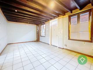 Deze instapklare woning is gelegen in het centrum van Koekelare en bestaat uit: living - keuken - groot terras - diverse opbergruimten - toilet...