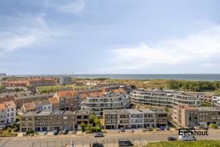 Dit appartement op de 10e verdieping van residentie 'Callista' bevindt zich vlakbij strand en duinen en biedt alles wat je nodig hebt voor een vast...