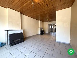 Deze woning is gelegen op een gunstige locatie in hartje Staden, kortbij voedingszaken, busverbindingen, park en nog veel meer! <br /><br />De indeling is als volgt: inkomhal - ruime, diepe living - keuken - badkamer met ligbad en toilet - tuin. <br />De eerste verdieping: nachthal - 3 volwaardige slaapkamers - vaste trap naar de nog in te richten zolder (4e slaapkamer mogelijk). <br /><br />Troeven:<br />- 4e slaapkamer mogelijk! (in te richten zolder) <br />- EPC C mogelijk bij het isoleren van het dak<br />- Centrale ligging<br /><br />Contacteer ons vandaag nog voor een bezoek ter plaatse!