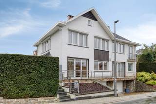 Located in a residential neighborhood in Groot-Bijgaarden (Dilbeek), we find this charming and ready-to-move-in home. An ideal home for those who...