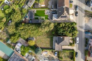 Dankzij de straatbreedte van 12 meter, kan u maximaal 9 meter breed bouwen bij 17 meter diep, wat in de praktijk heel wat mogelijkheden biedt...