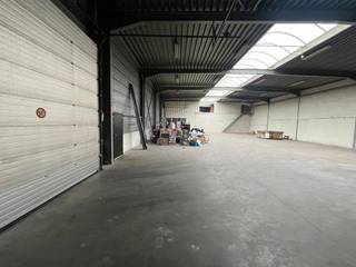 Magazijn van 512m² met 2 sectionale poorten en een mezzanine van 96m² met een gelijkvloerse kantoorruimte van 102m².Aangenaam en lichtrijk kantoor op...