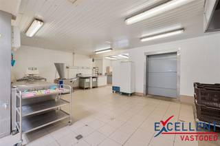 Bent u op zoek naar een ideale combinatie van wonen en werken? Dan is dit uitzonderlijk pand precies wat u zoekt! Gelegen op een strategische...