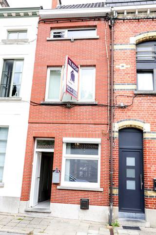 VERNIEUWDE EENGEZINSWONING MET 4 SLAAPKAMERS - CENTRALE LIGGING. Uiterst verzorgd huis op een perceel van 50 m², gelegen in één van de...
