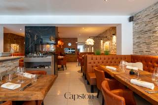 Nieuw bij Capston Real Estate: Heilig Hartplein 2 in Zele staat te koop, pal op de levendige Markt, voor €545.000. Deze commerciële topper...