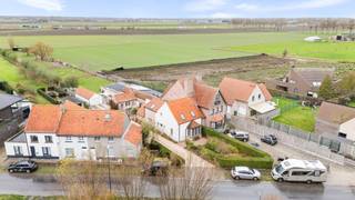 Deze halfopen woning ademt karakter en charme en biedt door de meerdere sfeervolle ruimtes heel wat gezelligheid. Gelegen in het rustige...