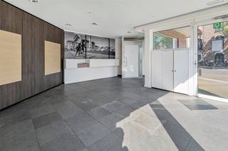 <p><span>NOUVELLES CONDITIONS</span></p><p><span>Welgelegen, propriété commerciale spacieuse dans un emplacement parfait. L'immeuble commercial très spacieux situé au rez-de-chaussée a une superficie totale d'un peu moins de 300 m² et est actuellement divisé en plusieurs zones (anciens locaux de KBC). De cette zone commerciale, il y a un accès direct au sous-sol spacieux qui est divisé en une zone de sous-sol et une salle voûtée. Le chauffage des locaux est électrique et peut également refroidir. La vente comprend 5 places de parking situées à l'arrière du bâtiment (entrée par la Breedstraat). Planifiez votre visite dès maintenant & et découvrez-en plus bientôt !</span></p>