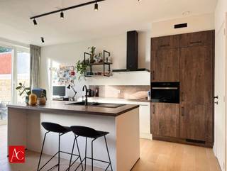 <p>Recent instapklaar gelijkvloers appartement met tuin, carport en zonnepanelen in Vrasene</p><p>Op zoek naar comfortabel, energiezuinig en modern wonen? Dit gelijkvloers appartement in Vrasene, gebouwd in 2023, combineert hedendaags wooncomfort met een uitstekende energieprestatie en een aangename buitenruimte.<br />Het appartement beschikt over een praktische indeling met één slaapkamer en biedt dankzij de gelijkvloerse ligging een bijzonder toegankelijke woonomgeving. De privatieve tuin vormt de ideale plek om in alle rust te genieten van zonnige dagen, een gezellig ontbijt buiten of een ontspannen avond na het werk.<br />Ook op energetisch vlak scoort deze eigendom bijzonder sterk, met een uitstekend EPC-label A en een EPC-score van 43. <br />De aanwezige zonnepanelen dragen bij aan een energiezuinig verbruik en helpen de energiekosten te beperken.<br />Bovendien beschikt het appartement over een eigen carport, zodat ook uw wagen comfortabel en beschut kan staan.<br />Dankzij de recente bouw, de energiezuinige voorzieningen en de aangename tuin is dit appartement de ideale keuze voor alleenstaanden, koppels, starters of wie op zoek is naar een comfortabele woonst op het gelijkvloers.</p>