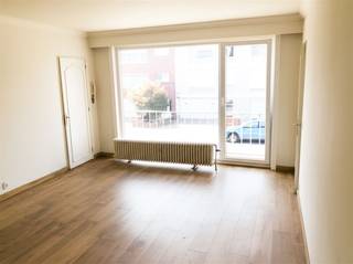 <p><span>Deze gunstig gelegen eigendom in Deurne biedt een unieke kans voor investeerders of kopers met een visie. </span></p><p><span> </span></p><p><span>Met een robuuste gevel en meerdere verdiepingen heeft dit gebouw de potentie om omgetoverd te worden tot moderne appartementen of commercieel onroerend goed. Het biedt ruime garagefaciliteiten, perfect voor opslag of als werkplaats. Binnenin zijn er solide laminaat vloeren en grote ramen die zorgen voor een overvloed aan natuurlijk licht, waardoor een aangename sfeer ontstaat.</span></p><p><span> </span></p><p><span>De kleine keukenruimte is gerenoveerd, en voorzien van moderne apparatuur. De charmante details zoals de karakteristieke glazen deurpanelen geven het pand een unieke touch.</span></p><p><span> </span></p><p><span>App. is on bemeubeld, enekel foto's geven een impressie mee.</span></p><p><span> </span></p><p><span>De doodlopende straat en kindvriendelijke wijk in het levendige Deurne biedt uitstekende connectiviteit naar het centrum van Antwerpen en nabijheid van lokale voorzieningen, scholen en openbaar vervoer.</span></p><p><span> </span></p><p><span>Garage verplicht aan te kopen voor een bedrag van 15.000 euro.</span></p><p><span> </span></p><p><span>Zeker interessant als investering of als aankoop voor gezin op een top locatie.</span></p>