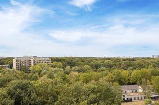 <span>U kan de volledige beschrijving, alle foto's, het EPC en het grondplan terugvinden op onze website: www.reds.be</span><br /><br /><span>We vinden dit unieke appartement terug op het Rucaplein te Wilrijk. In de nabijheid van alle dagdagelijkse voorzieningen en invalswegen (oa de E19).</span><br /><br /><span>We betreden het gebouw via de royale inkomhal, het dak van het gebouw is volledig vernieuwd en voldoet aan de energiedoelstelling. Alsook de volledige gevel is recent geschilderd geweest. Het appartement bevindt zich op de 11de verdieping waardoor u geniet van een fenomenaal uitzicht.</span><br /><br /><span>In 2020 zijn er een aantal zaken geoptimaliseerd: alle ramen zijn vernieuwd (aluminium hoogrendementsbeglazing), het terras is vernieuwd en de verticale zonnewering is vernieuwd.</span><br /><br /><span>Indeling: ruime inkomhal, leefruimte, keuken, gastentoilet, nachthal, 2 badkamers en 3 ruime slaapkamers. Grenzend aan de leefruimte en de keuken treffen we het west-georiënteerde terras aan. Zowel vanuit de leefruimte, de keuken als vanop het terras geniet u van een geweldig zicht oa op het Nachtengalenpark. </span><br /><br /><span>Bijkomend is er in de kelder een extra bergruimte aanwezig. Ondergronds dient verplicht een staanplaats mee aangekocht te worden ter waarde van 20.000 euro. Op het gelijkvloers is een gemeenschappelijke inpandige fietsenstalling aanwezig. </span><br /><br /><span>Troeven:<br /></span><br /><span>- 3 grote slaapkamers</span><br /><span>- 153 m2 + terras</span><br /><span>- Zeer goed EPC (112 kWh/m2 jaar), alle ramen reeds vernieuwd met HR aluminium<br /></span>- Volledig asbestveilig<br />- Fantastisch uitzicht<br />- Zeer goed onderhouden gebouw<br /><br /><span>Bent u op zoek naar een ruim appartement met mogelijkheden? Aarzel niet en maak een afspraak met Jakob op jakob@reds.be of op 0483 488 249</span>