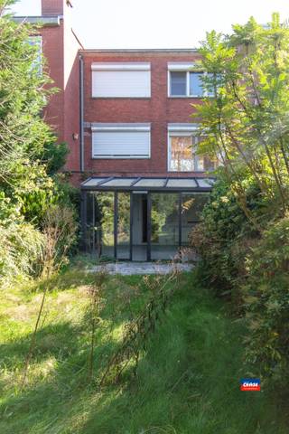 <p><span>HOBOKEN | PORTUGEZENHOEK | TE MODERNISEREN BEL-ETAGE MET TWEE TOT DRIE SLAAPKAMERS EN TUIN OP EEN TOTALE GRONDOPPERVLAKTE VAN 227m² | EPC E |</span></p><p><span>Indeling als volgt: gelijkvloers: voortuin/ dubbele oprit - inkomhal - garage met aansluiting wasmachine - gastentoilet - berging met cv-ketel - vestiaire - veranda - mooie tuin.</span></p><p><span>Eerste verdieping: traphal - ruime woonkamer - geïnstalleerde keuken - terras.</span></p><p><span>Tweede verdieping: traphal - oorspronkelijk drie slaapkamers, momenteel ingedeeld als 2 slaapkamers (26 en 12m²) - badkamer met ligbad/douche, dubbele lavabo en toilet.</span></p><p><span>Solide betonconstructie met elektrische sectionale garagepoort. </span></p><p><span>Gelegen in een rustige woonwijk in de onmiddellijke omgeving van winkels, scholen en openbaar vervoer.</span></p>