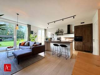 <p>Recent instapklaar gelijkvloers appartement met tuin, carport en zonnepanelen in Vrasene</p><p>Op zoek naar comfortabel, energiezuinig en modern wonen? Dit gelijkvloers appartement in Vrasene, gebouwd in 2023, combineert hedendaags wooncomfort met een uitstekende energieprestatie en een aangename buitenruimte.<br />Het appartement beschikt over een praktische indeling met één slaapkamer en biedt dankzij de gelijkvloerse ligging een bijzonder toegankelijke woonomgeving. De privatieve tuin vormt de ideale plek om in alle rust te genieten van zonnige dagen, een gezellig ontbijt buiten of een ontspannen avond na het werk.<br />Ook op energetisch vlak scoort deze eigendom bijzonder sterk, met een uitstekend EPC-label A en een EPC-score van 43. <br />De aanwezige zonnepanelen dragen bij aan een energiezuinig verbruik en helpen de energiekosten te beperken.<br />Bovendien beschikt het appartement over een eigen carport, zodat ook uw wagen comfortabel en beschut kan staan.<br />Dankzij de recente bouw, de energiezuinige voorzieningen en de aangename tuin is dit appartement de ideale keuze voor alleenstaanden, koppels, starters of wie op zoek is naar een comfortabele woonst op het gelijkvloers.</p>
